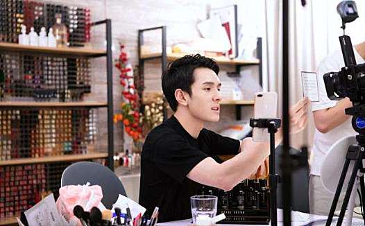 李佳琦走向朱一龙,电商主播和流量明星只差一步之遥