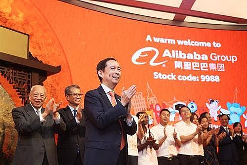 连线家晚报 | 阿里巴巴登陆港交所 开盘涨6.25%市值近4万亿 | 拼多多秘密孵化直播业务,首个直播已开启预约 | 微信推出“腾讯QQ”小程序:可直接接收QQ信息 | 贾跃亭在美国洛杉矶FF总部召开债权人会议
