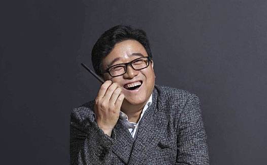 丁磊又到十字路口