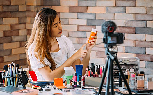 错过站的斗鱼,还能不能搭上”带货”的便车?