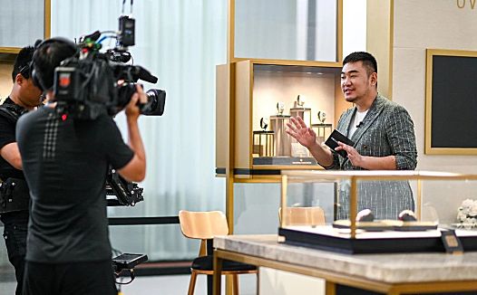 电商、网红、直播,奢侈品牌「寻路中国」