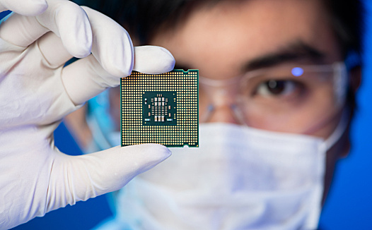 黄仁勋宣布摩尔定律已死，英特尔：NO