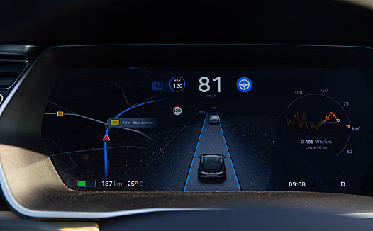 “网红”马斯克,想靠智能手机击垮苹果